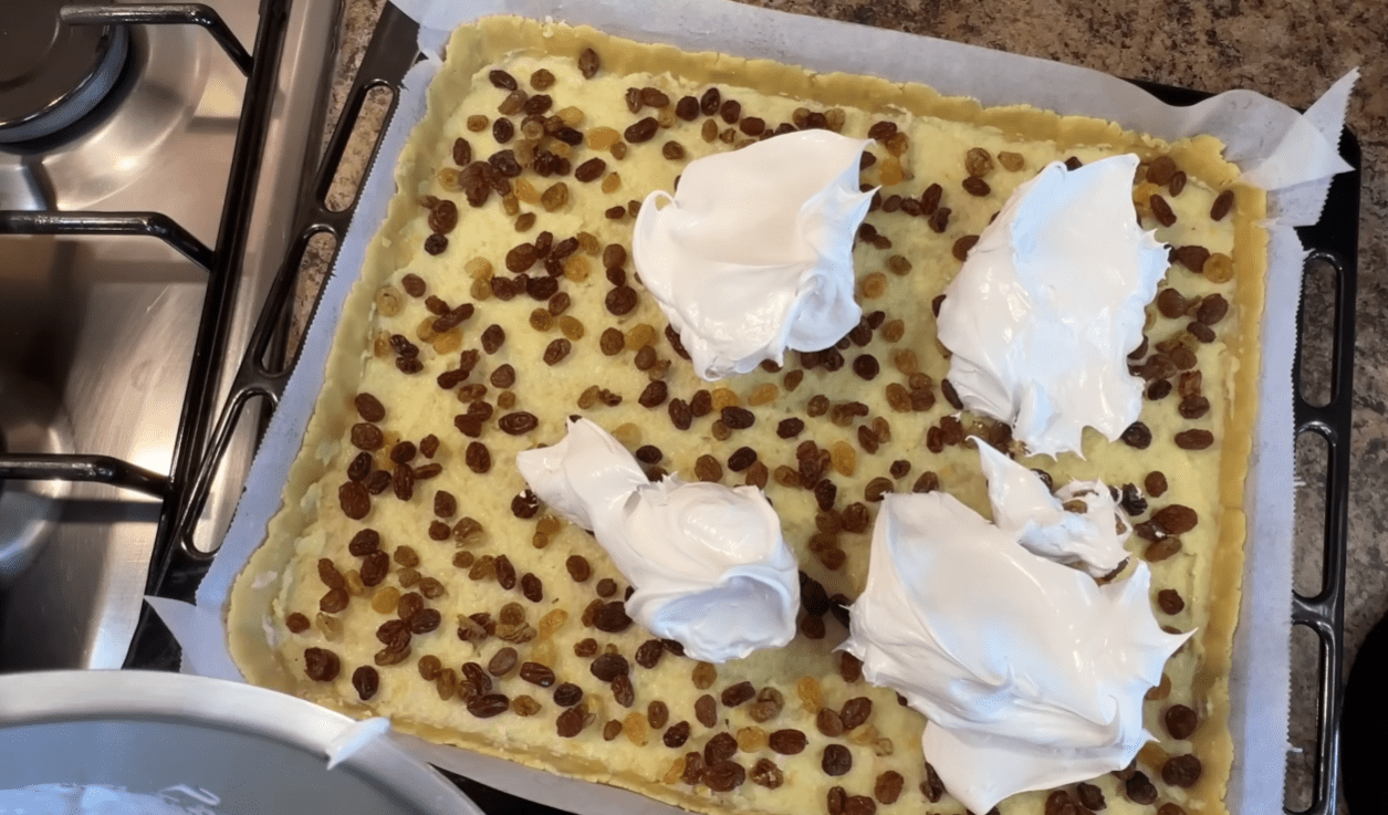 Рецепт дивовижного тістечка на десерт з безе та горіхами Фото: YouTube Кухня НЕвмілої господині