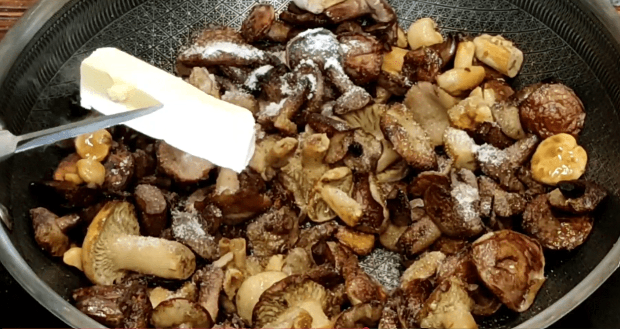 Кулінарки розповіли, як правильно приготувати молоді лісові гриби Фото: YouTube Vitae Viktoria Krivonos