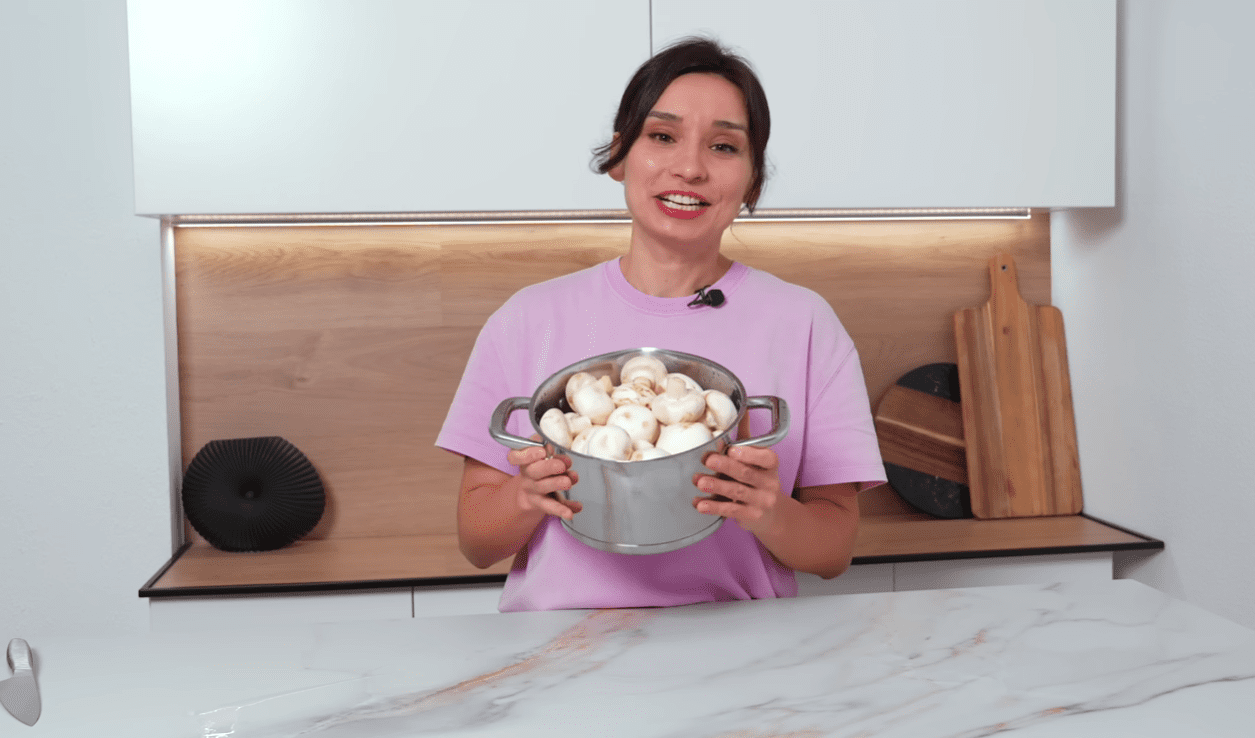 Рецепт маринованих печериць за 7 хвилин – ідеальна закуска на святковий стіл Фото: YouTube Alina FooDee