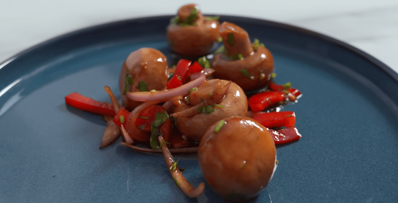 Рецепт маринованих печериць за 7 хвилин – ідеальна закуска на святковий стіл Фото: YouTube Alina FooDee