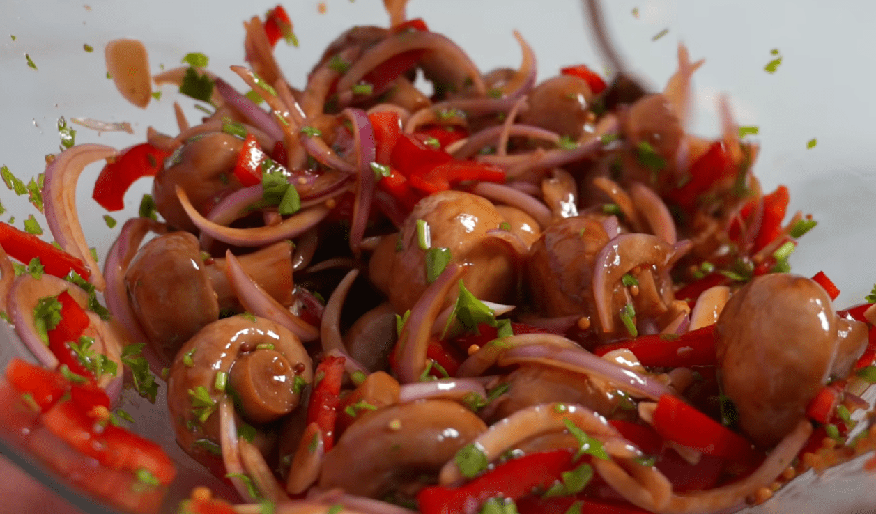 Рецепт маринованих печериць за 7 хвилин – ідеальна закуска на святковий стіл Фото: YouTube Alina FooDee