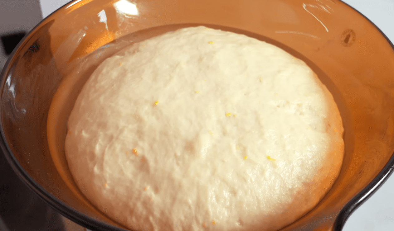 Секрет повітряного тіста для паски в заварюванні борошна - рецепт Фото: YouTube Alina FooDee