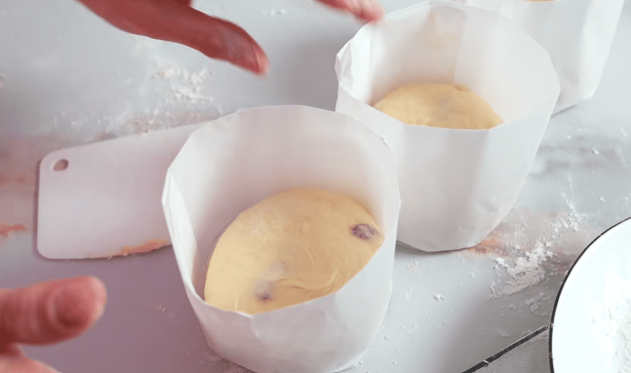 Секрет повітряного тіста для паски в заварюванні борошна - рецепт Фото: YouTube Alina FooDee