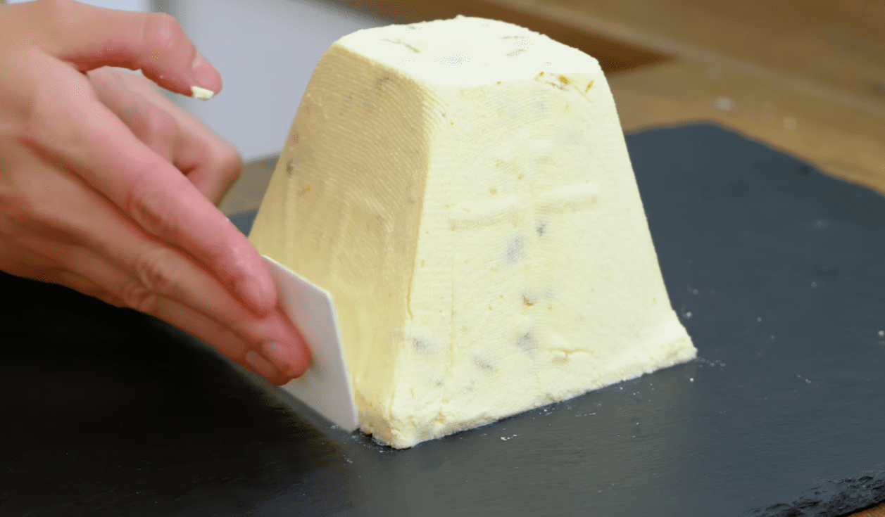 Кулінари розповіли, як правильно зробити заварну сирну паску на Великдень 2026 Фото: YouTube Alina FooDee