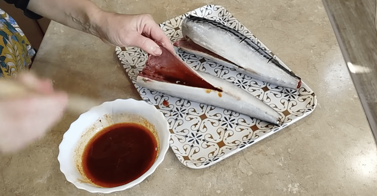 Кухарі розповіли, як правильно приготувати скумбрію вдома - рецепт Фото: YouTube Sav.Kov.V.O.