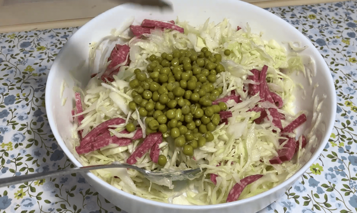 Кухарі розповіли, що можна приготувати замість Олів'є з горошком та ковбасою Фото: YouTube Готую, їм, живу!