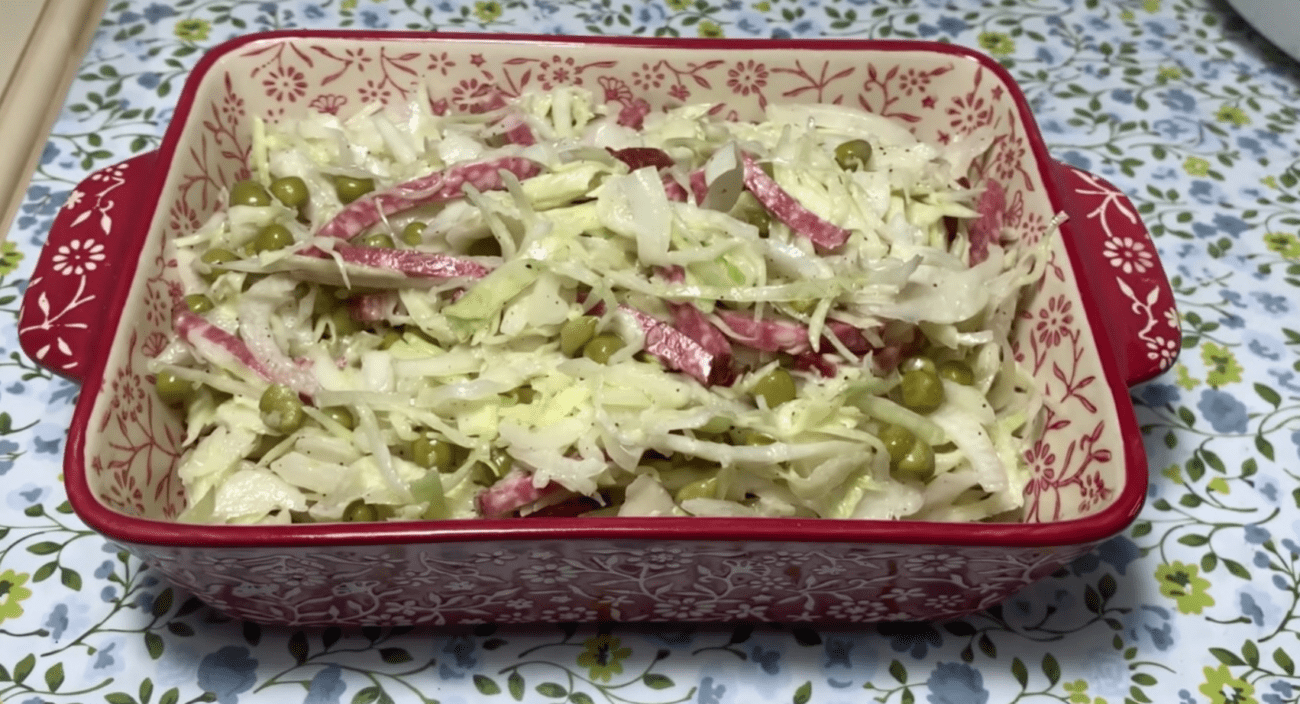 Кухарі розповіли, що можна приготувати замість Олів'є з горошком та ковбасою Фото: YouTube Готую, їм, живу!