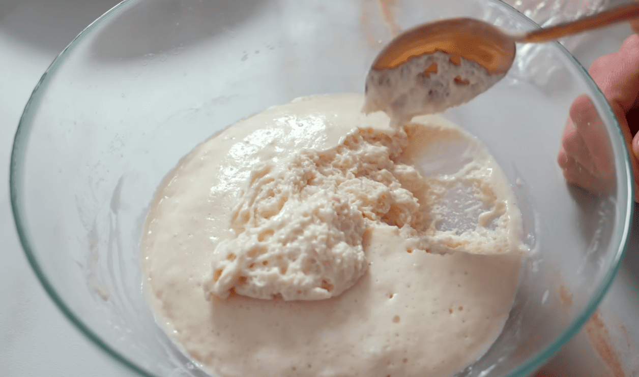 Кулінари дали покращений рецепт крафіна на Великдень з горіховою начинкою Фото: YouTube Alina FooDee