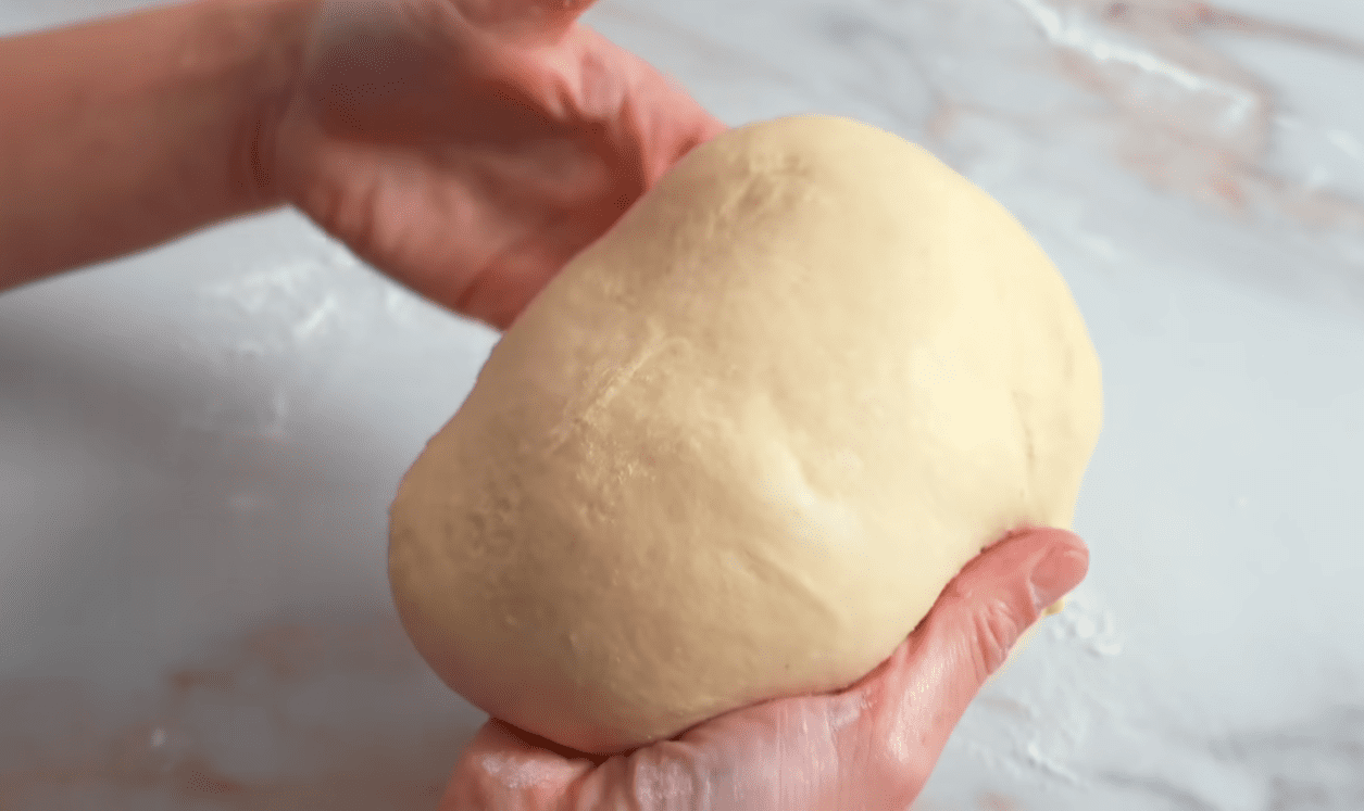 Кулінари дали покращений рецепт крафіна на Великдень з горіховою начинкою Фото: YouTube Alina FooDee