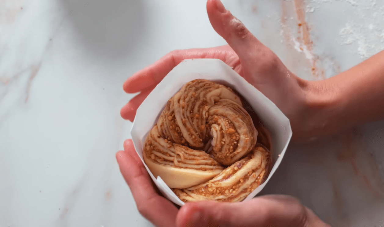 Кулінари дали покращений рецепт крафіна на Великдень з горіховою начинкою Фото: YouTube Alina FooDee