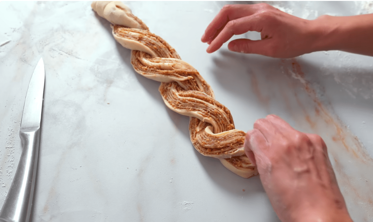 Кулінари дали покращений рецепт крафіна на Великдень з горіховою начинкою Фото: YouTube Alina FooDee