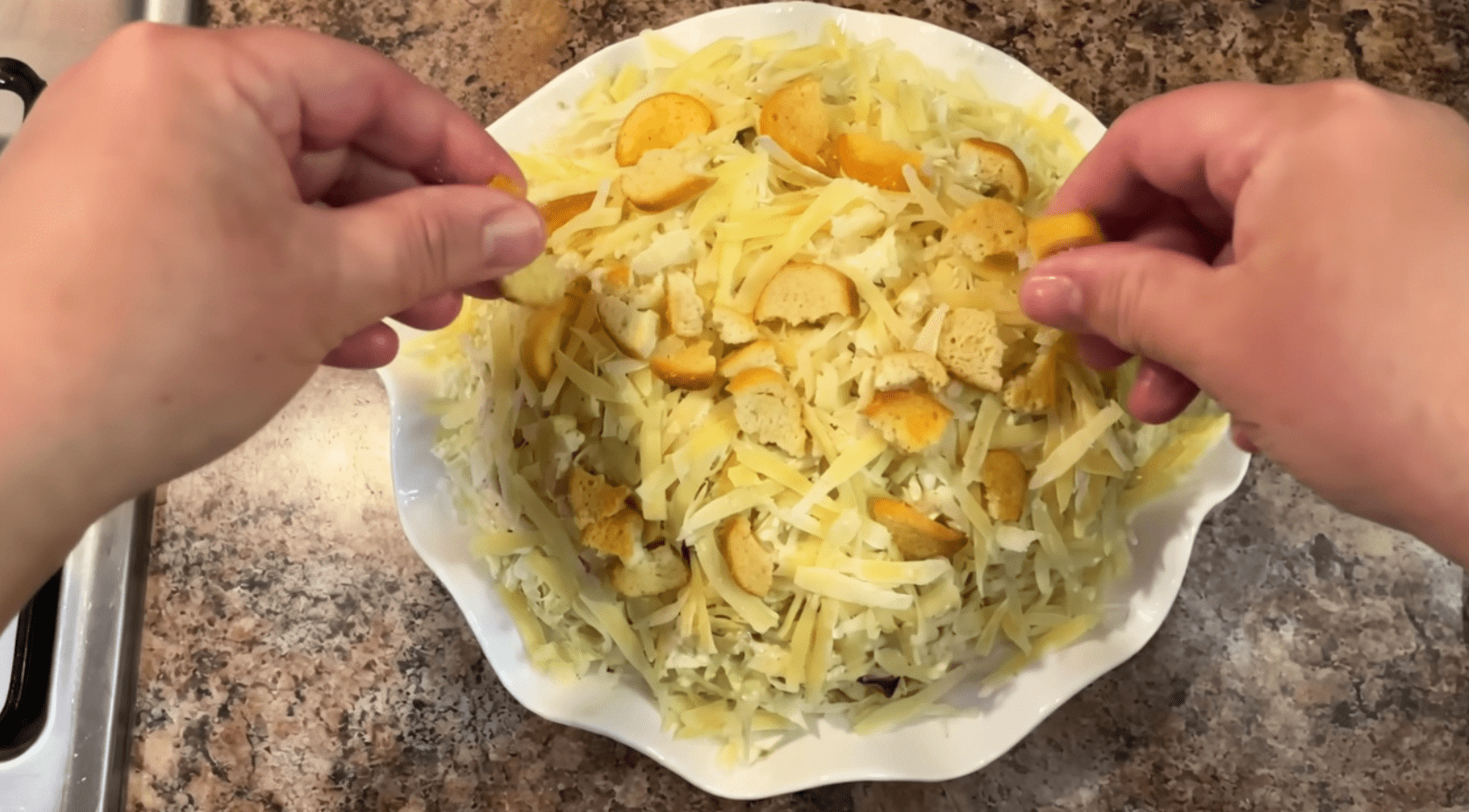 Рецепт святкового салату з пекінської капусти, печериць та філе на Великдень Фото: YouTube Кухня невмілої господині