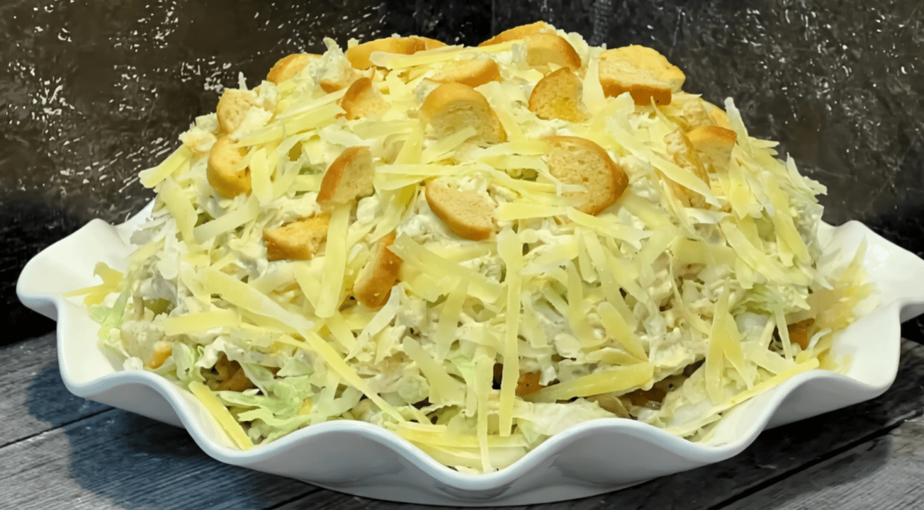 Рецепт святкового салату з пекінської капусти, печериць та філе на Великдень Фото: YouTube Кухня невмілої господині