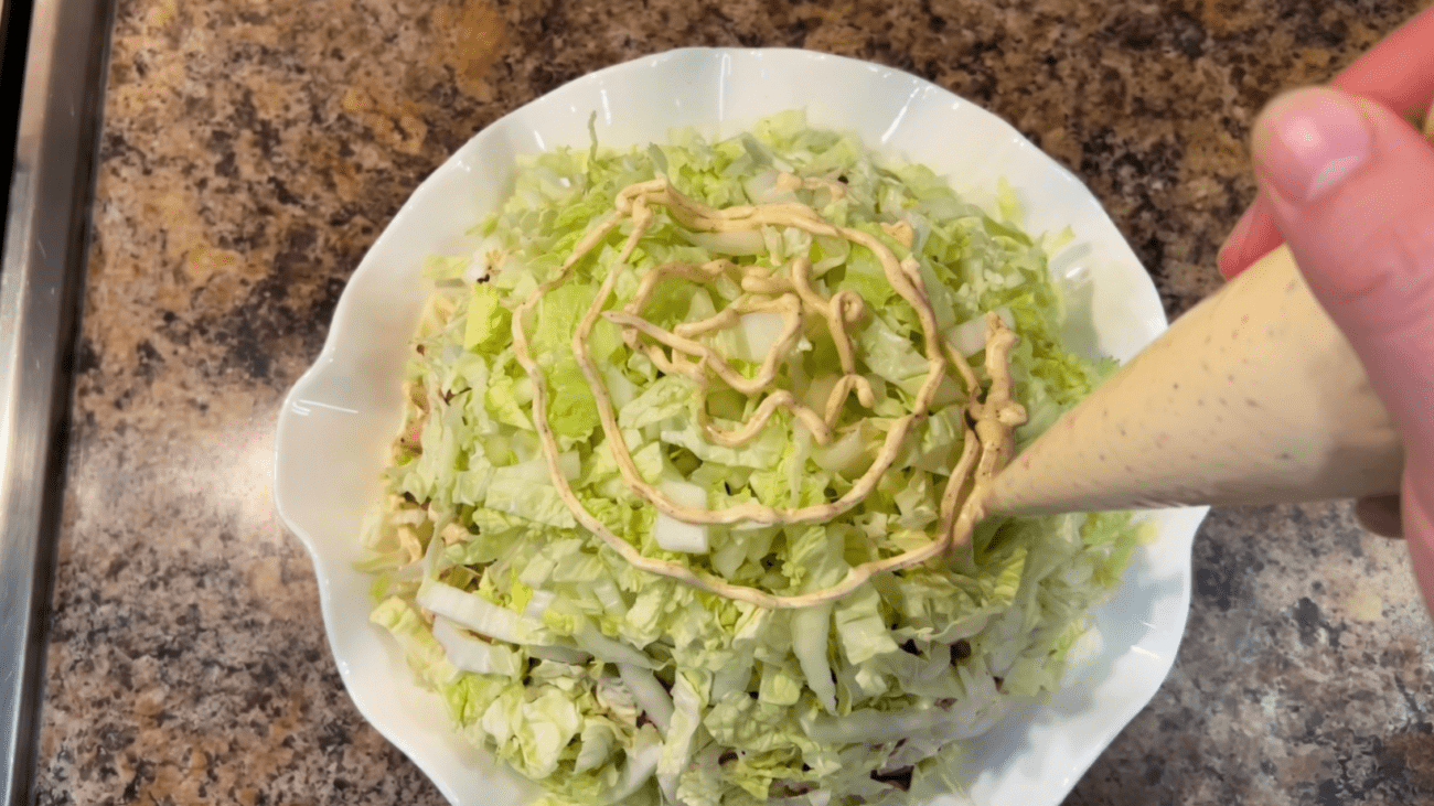 Рецепт святкового салату з пекінської капусти, печериць та філе на Великдень Фото: YouTube Кухня невмілої господині