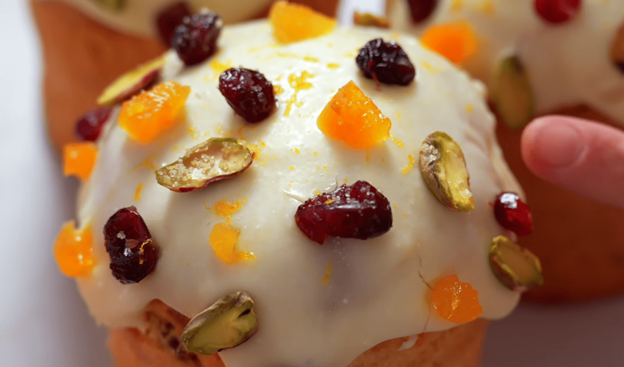 Кулінарка зробила огляд пасок – панетоне, на олександрійському тісті та класична Фото: YouTube Alina FooDee