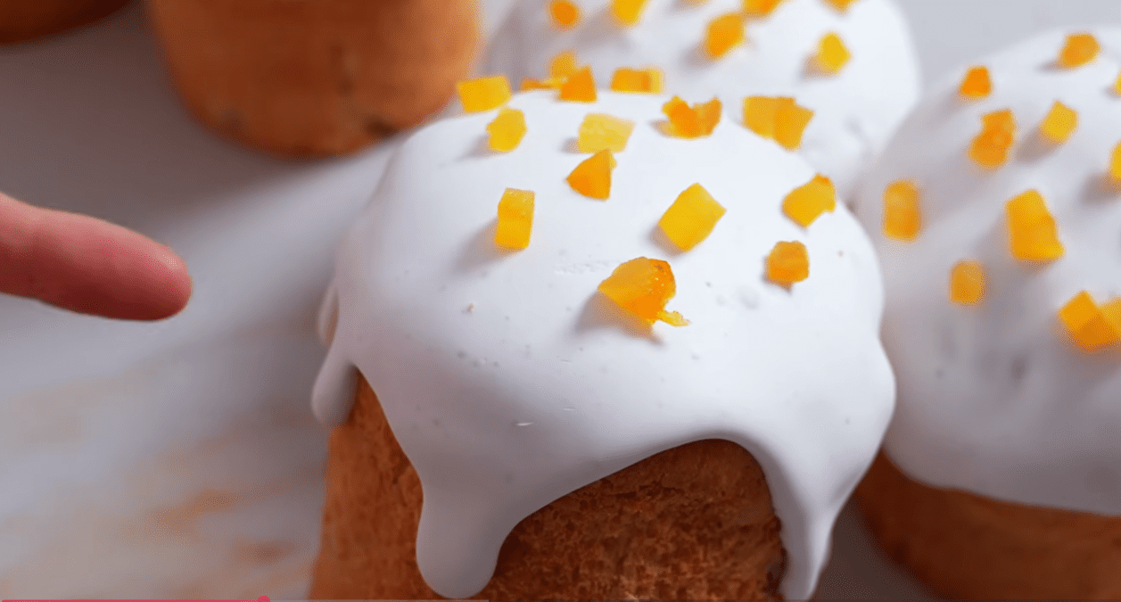 Кулінарка зробила огляд пасок – панетоне, на олександрійському тісті та класична Фото: YouTube Alina FooDee