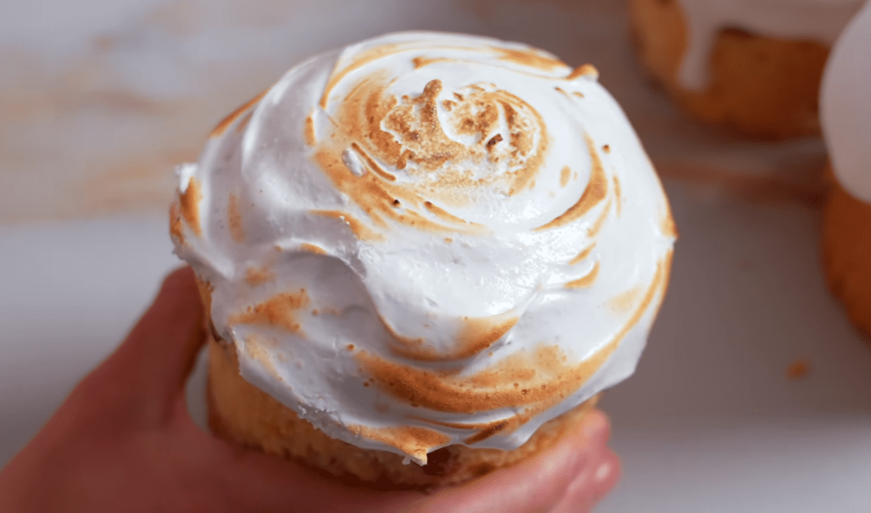 Кулінарка зробила огляд пасок – панетоне, на олександрійському тісті та класична Фото: YouTube Alina FooDee