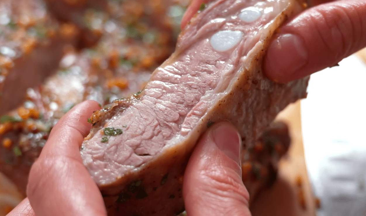 Кулінари дали рецепт ідеальних свинячих реберець у духовці з добрим маринадом Фото: YouTube Alina FooDee