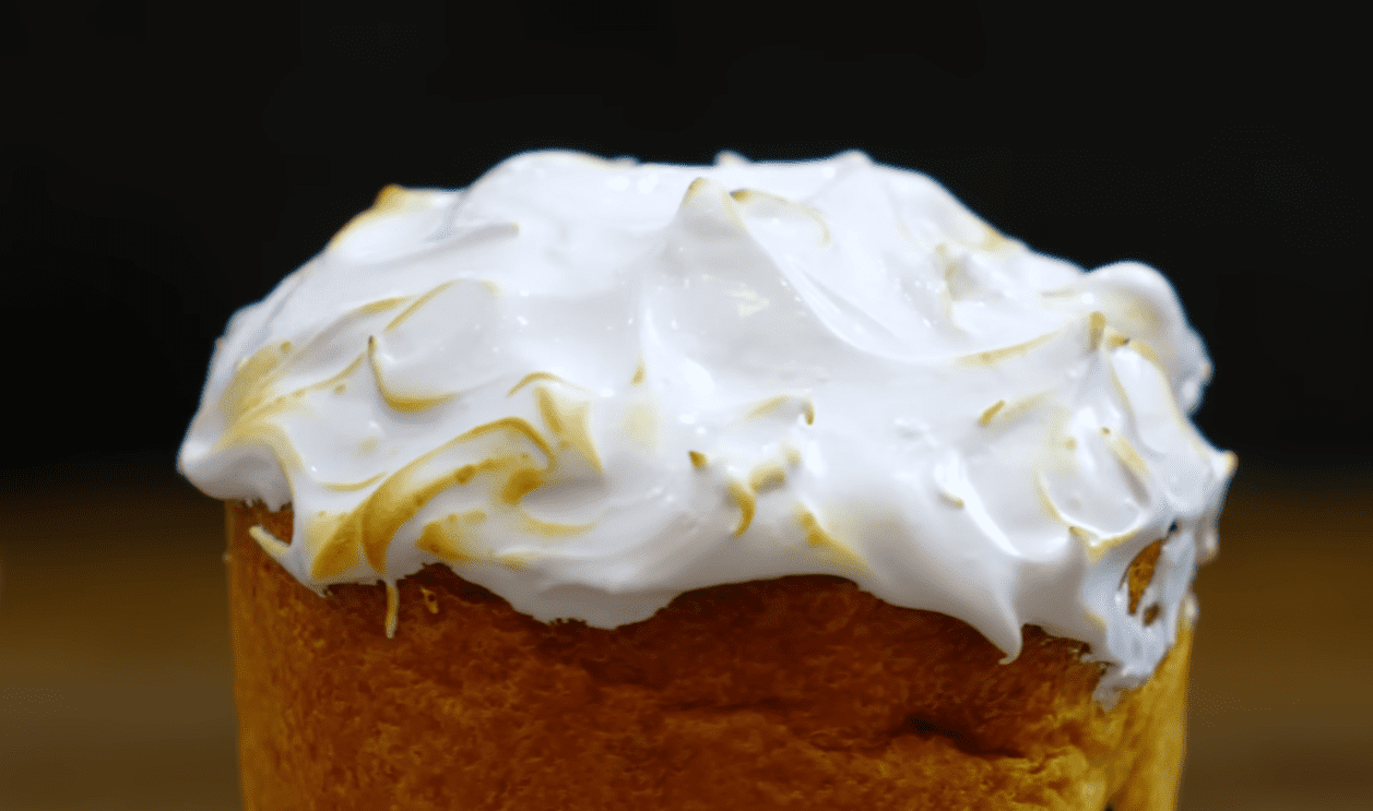 Кулінарка зробила чесний огляд різних рецептів глазурі для пасок Фото: YouTube Alina FooDee