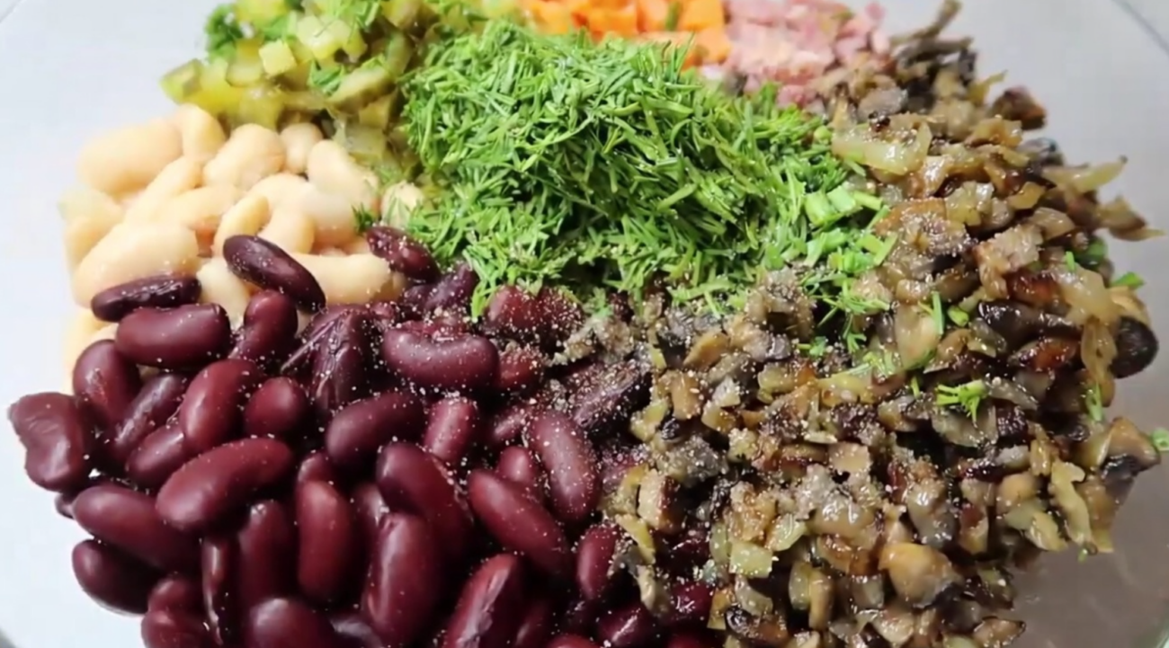 Рецепт популярного святкового салату з ковбасою, квасолею та грибами Фото: Сенсація
