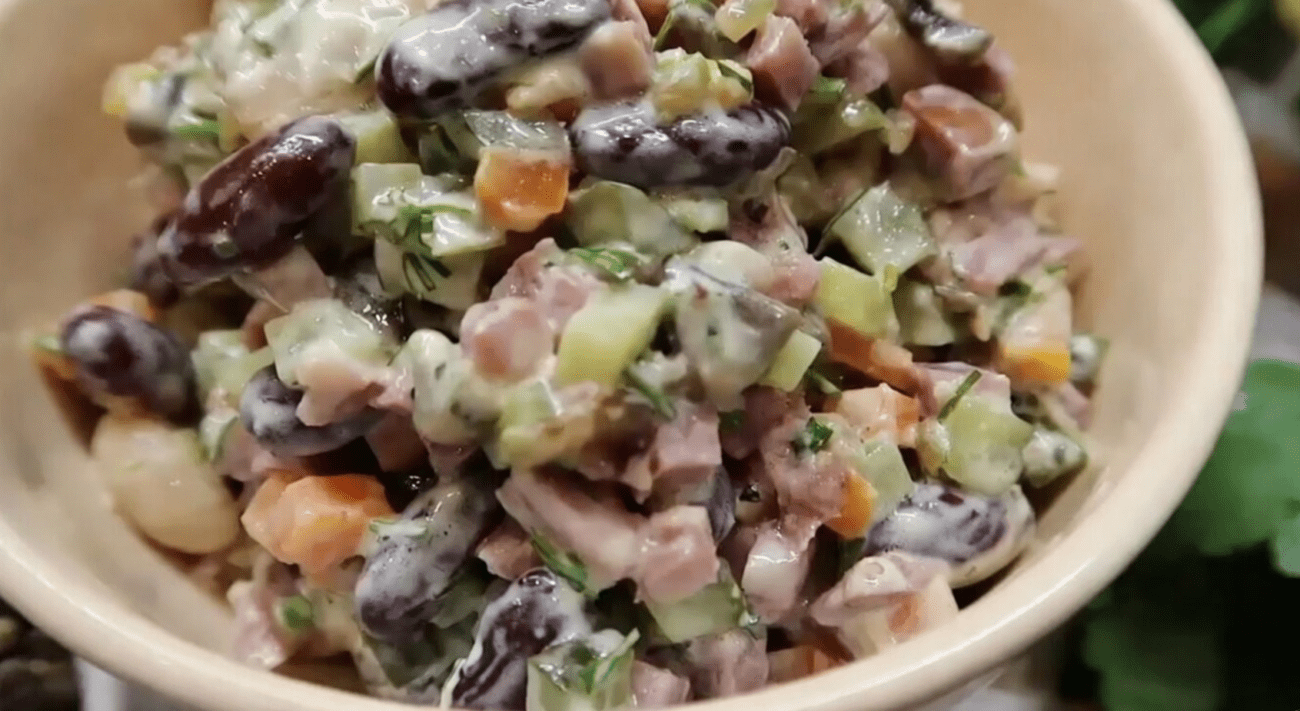 Рецепт популярного святкового салату з ковбасою, квасолею та грибами Фото: Сенсація