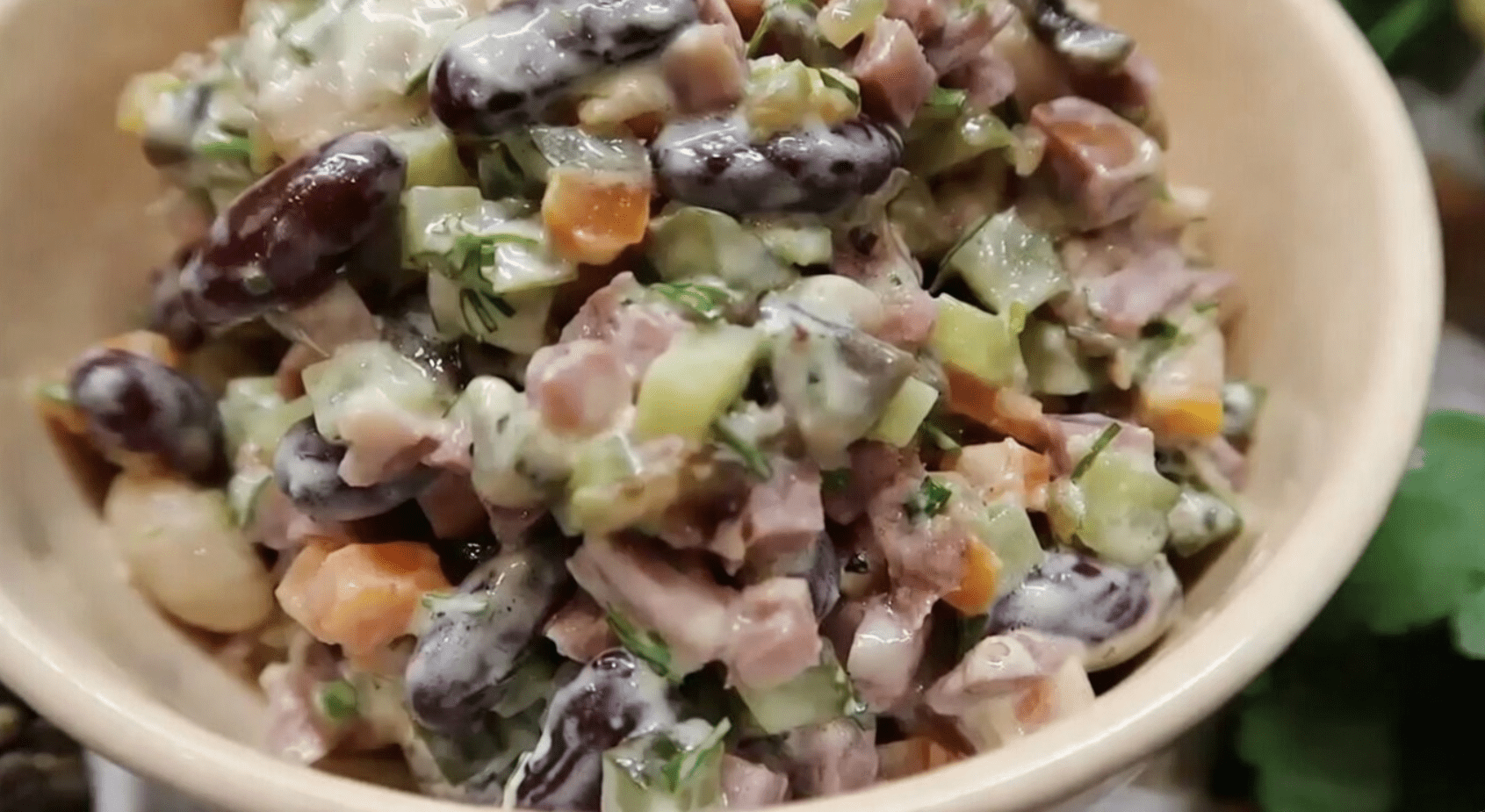 Рецепт популярного святкового салату з ковбасою, квасолею та грибами Фото: Сенсація