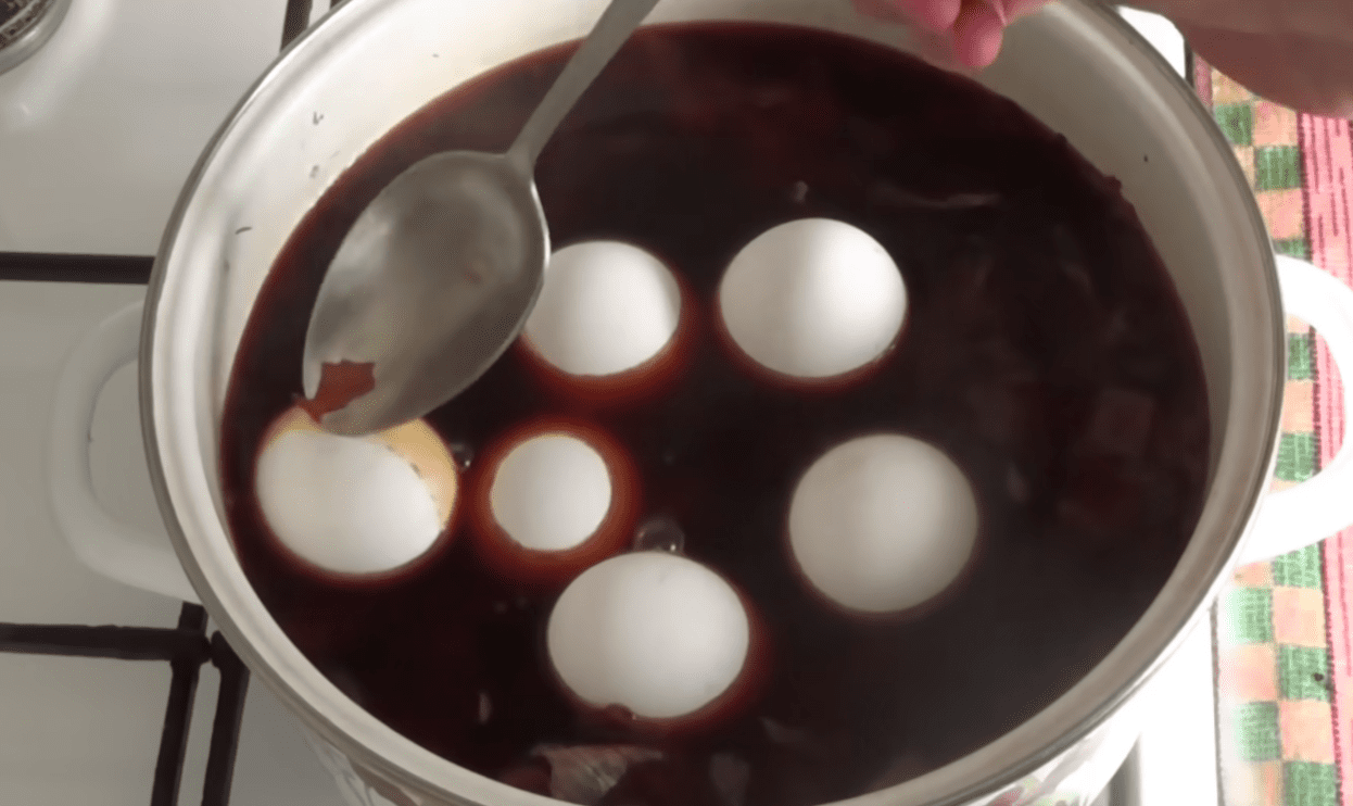 Кулінари розповіли, як зробити знамениті золоті яйця на Великдень Фото: YouTube Рецепти від Іллі