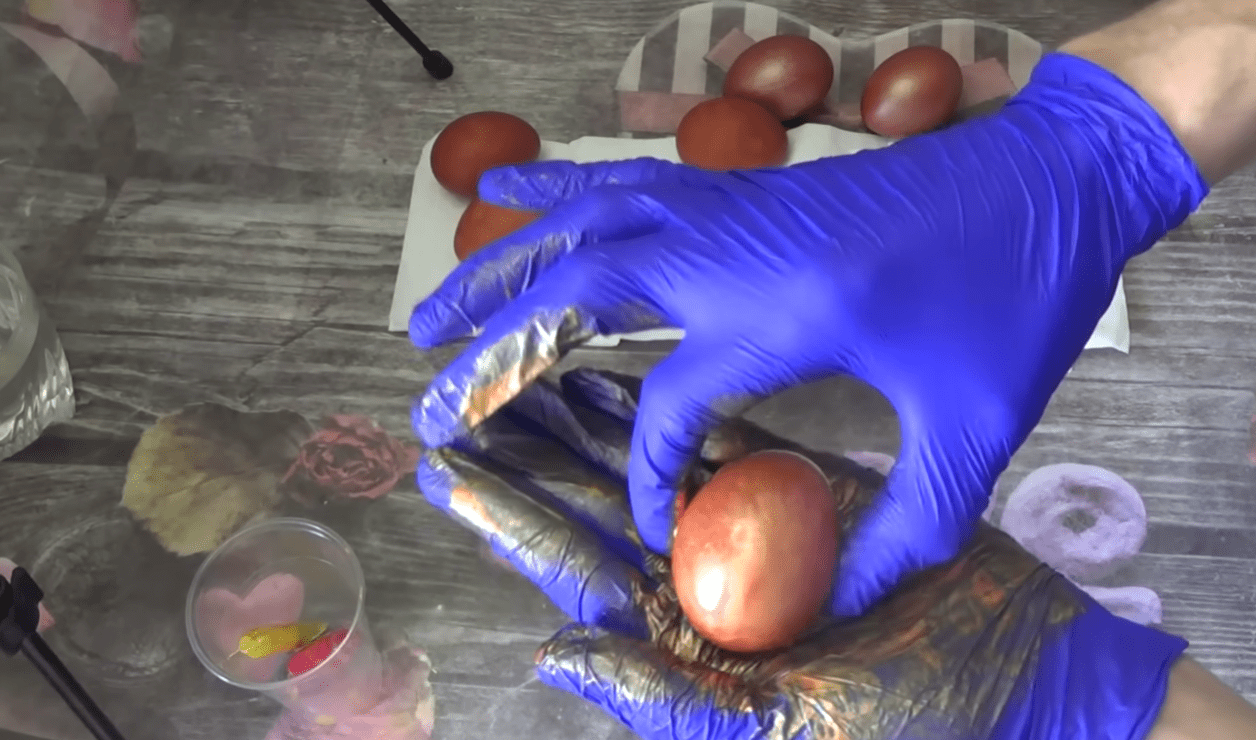 Кулінари розповіли, як зробити знамениті золоті яйця на Великдень Фото: YouTube Рецепти від Іллі