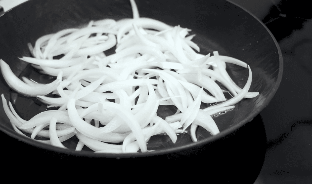 Рецепт бюджетного салату з курячої печінки на кожен день та свята Фото: Ютуб-канал Alina FooDee