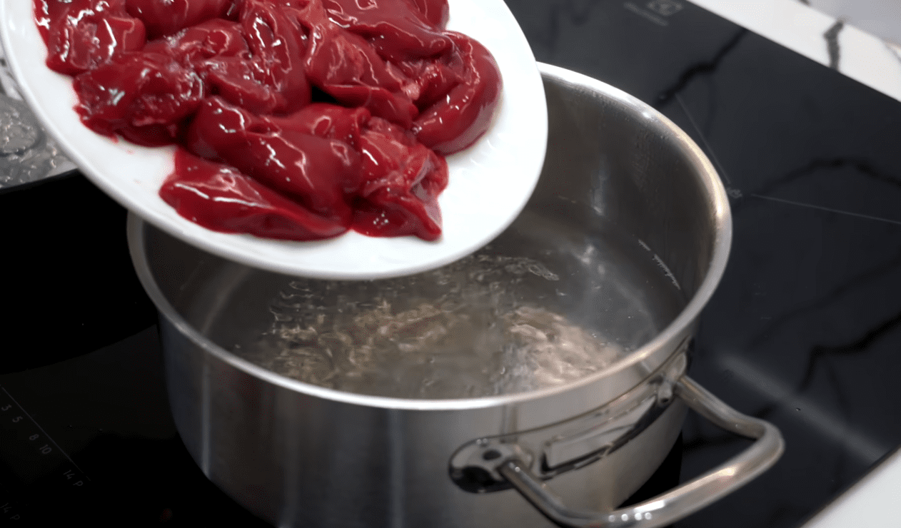 Рецепт бюджетного салату з курячої печінки на кожен день та свята Фото: Ютуб-канал Alina FooDee