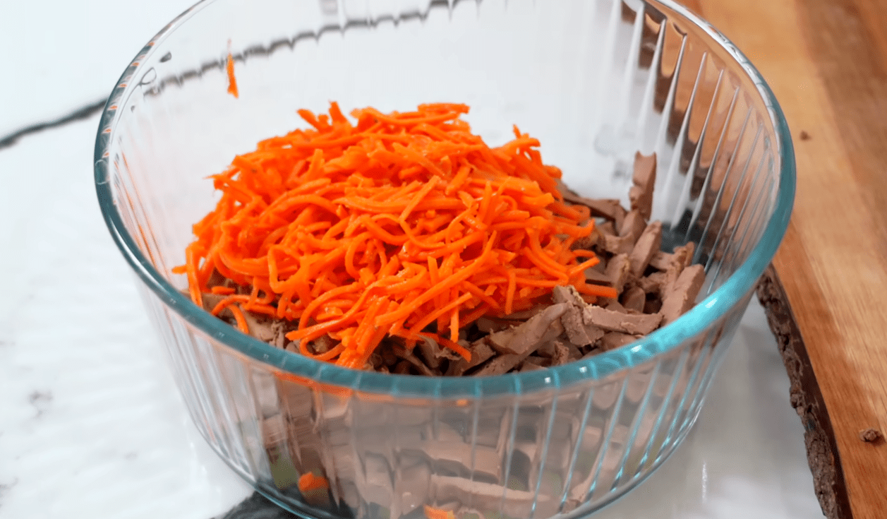 Рецепт бюджетного салату з курячої печінки на кожен день та свята Фото: Ютуб-канал Alina FooDee