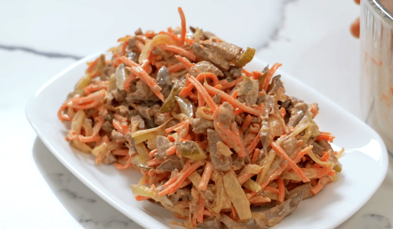 Рецепт бюджетного салату з курячої печінки на кожен день та свята Фото: Ютуб-канал Alina FooDee