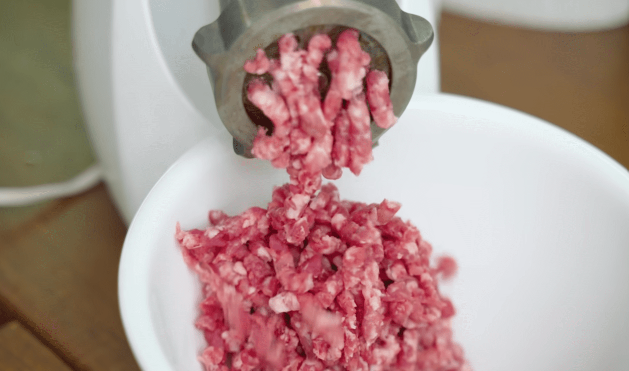 Кулінарка розповіла, як приготувати соковиті котлети з будь-якого фаршу Фото: Ютуб-канал Alina FooDee