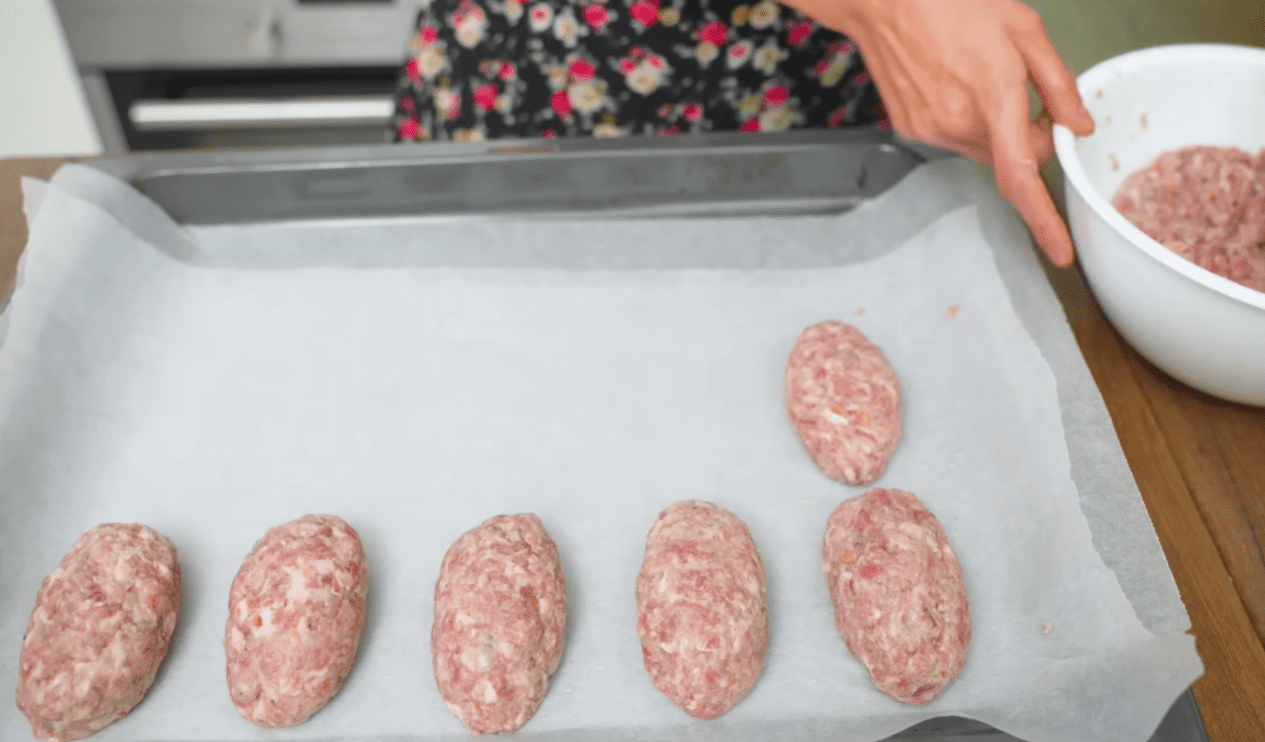 Кулінарка розповіла, як приготувати соковиті котлети з будь-якого фаршу Фото: Ютуб-канал Alina FooDee