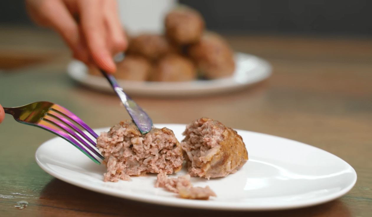 Кулінарка розповіла, як приготувати соковиті котлети з будь-якого фаршу Фото: Ютуб-канал Alina FooDee