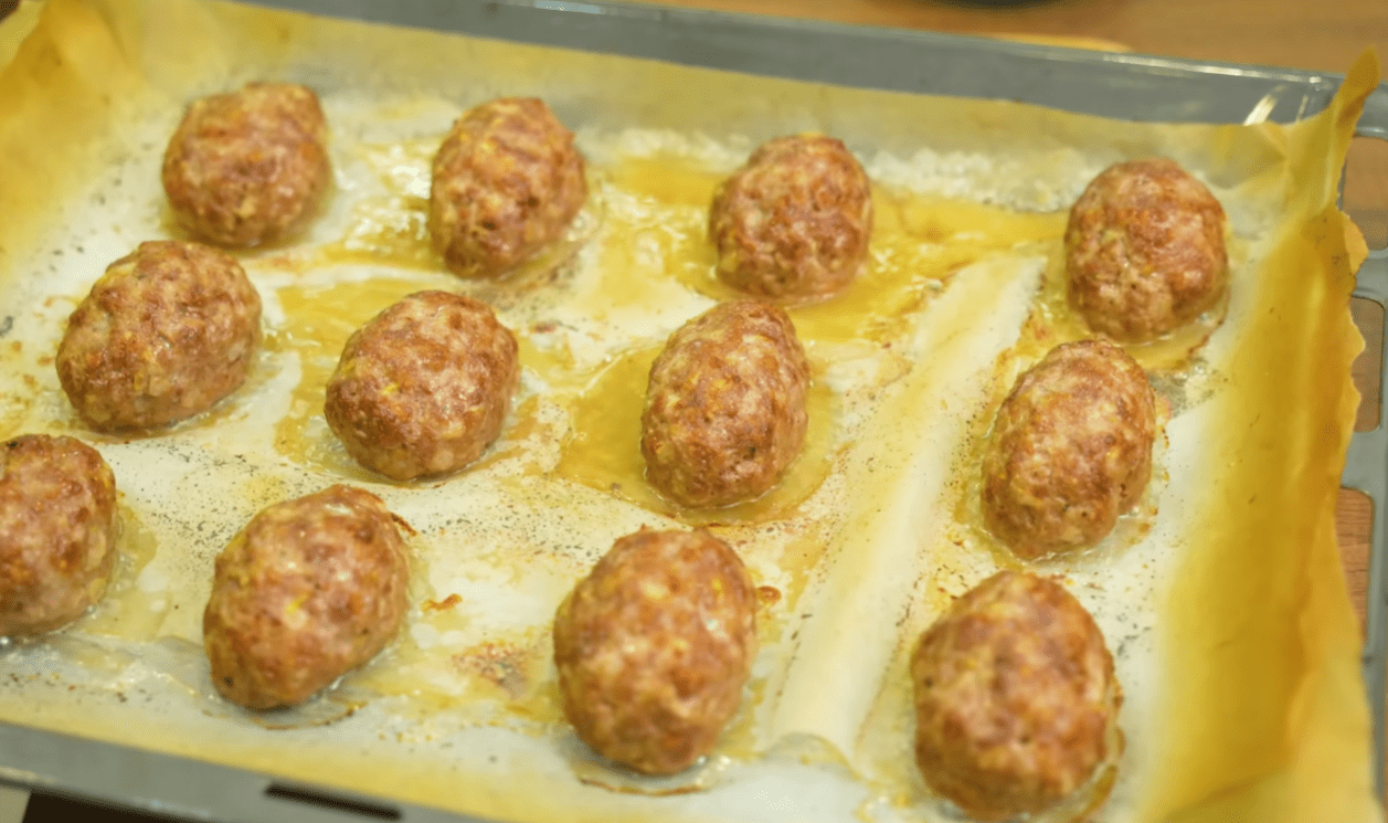 Кулінарка розповіла, як приготувати соковиті котлети з будь-якого фаршу Фото: Ютуб-канал Alina FooDee