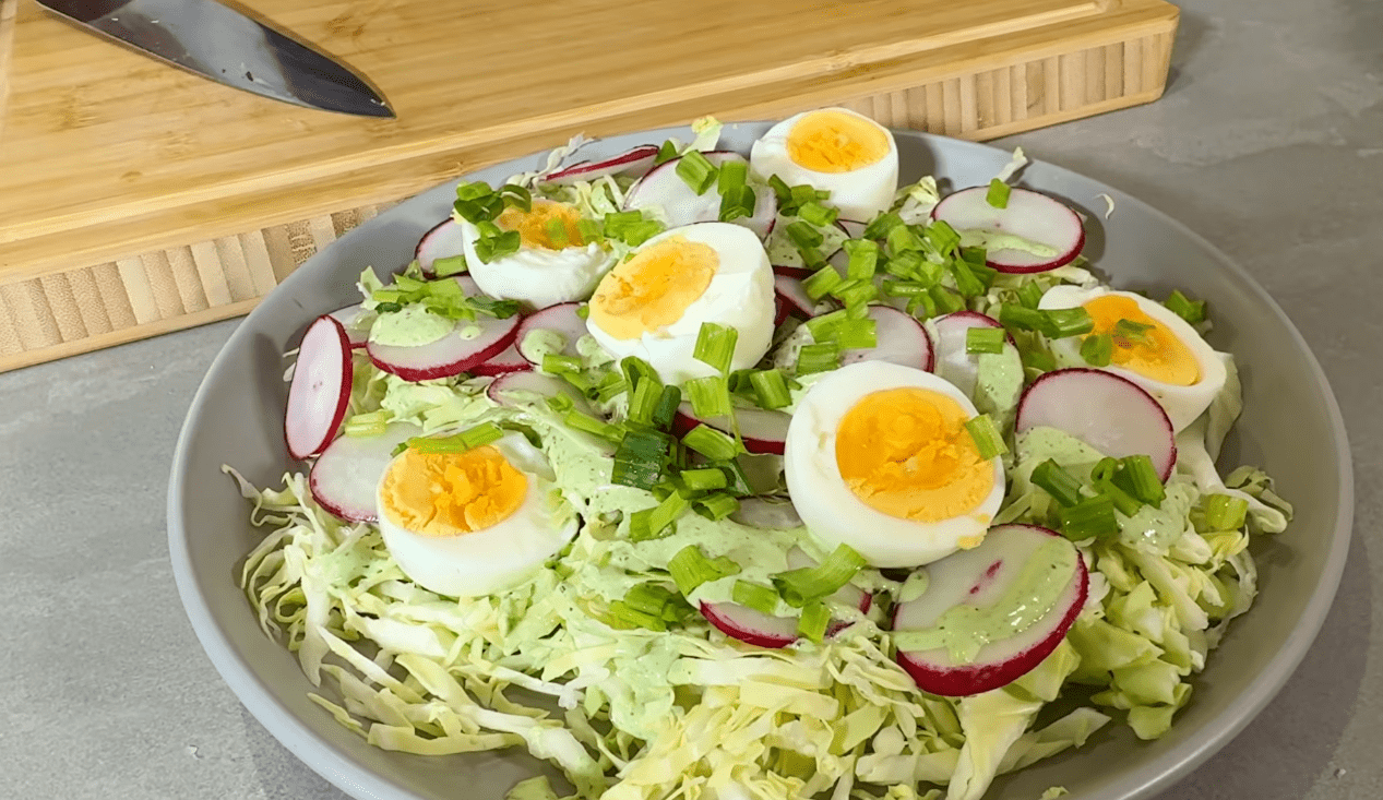 Рецепт весняного салату з варених яєць, капусти та пучка редиски Фото: Ютуб-канал СИТИЙ СТІЛ - їжа та рецепти