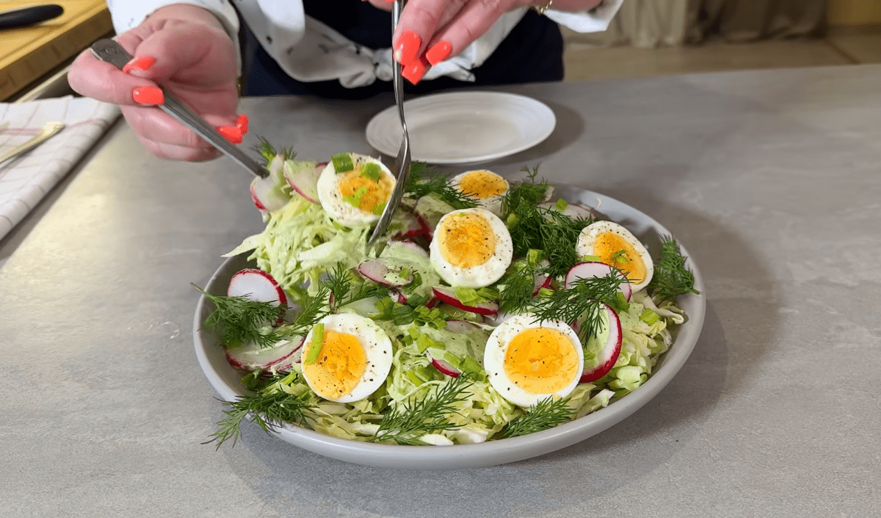 Рецепт весняного салату з варених яєць, капусти та пучка редиски Фото: Ютуб-канал СИТИЙ СТІЛ - їжа та рецепти