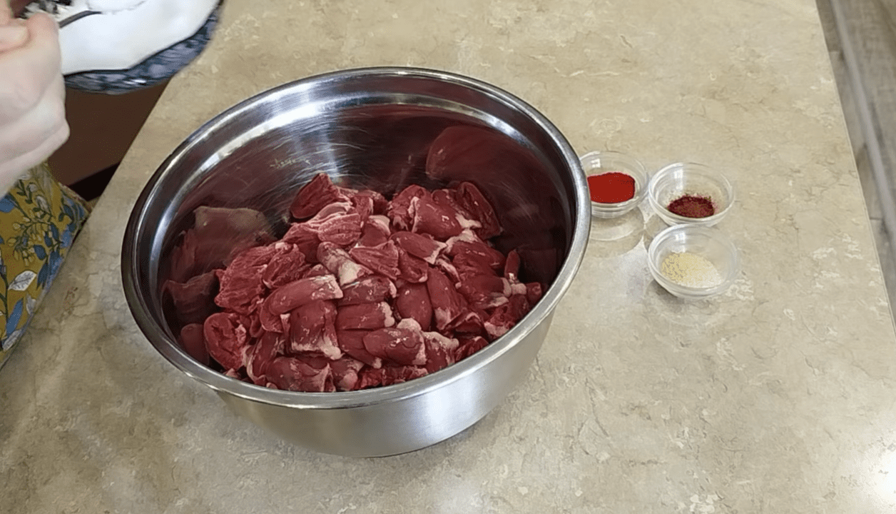 Рецепт смачної та незвичайної закуски з курячих сердець за копійки Фото: Ютуб-канал Sav.Kov.V.O.