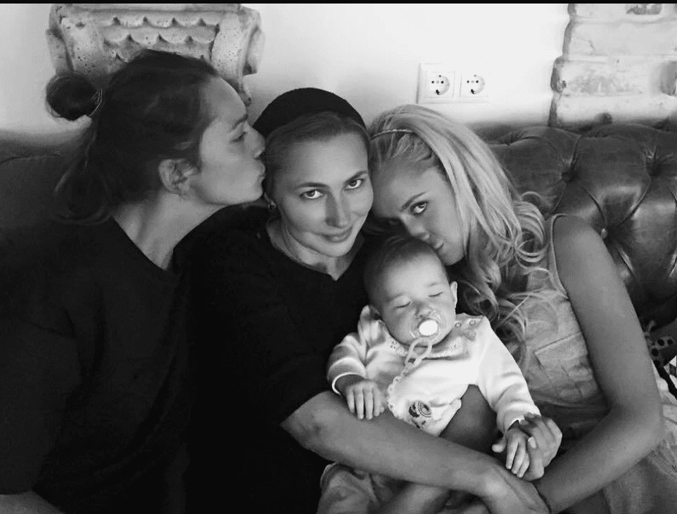 Олена Мозгова зі своїми доньками Фото: Instagram olenamozgova1
