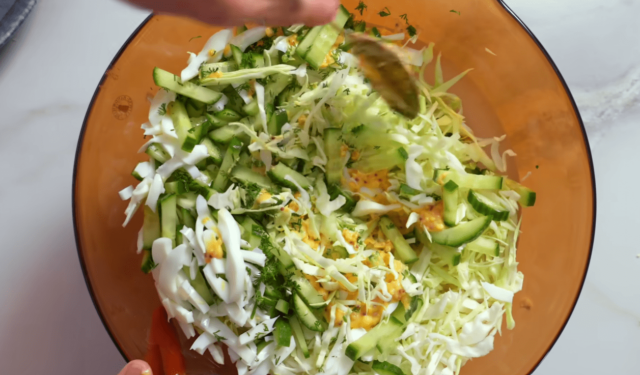 Рецепт салату з капусти по-новому з корисною заправкою замість майонезу Фото: Ютуб-канал Alina FooDee