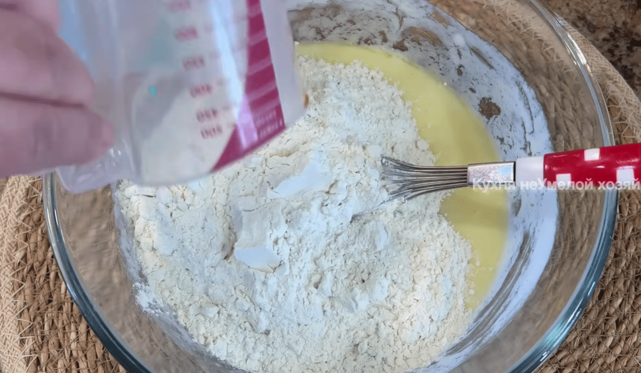 Рецепт пишного кексу з родзинками та цукатами до чаю на кефірі Фото: Ютуб-канал Кухня невмілої господині