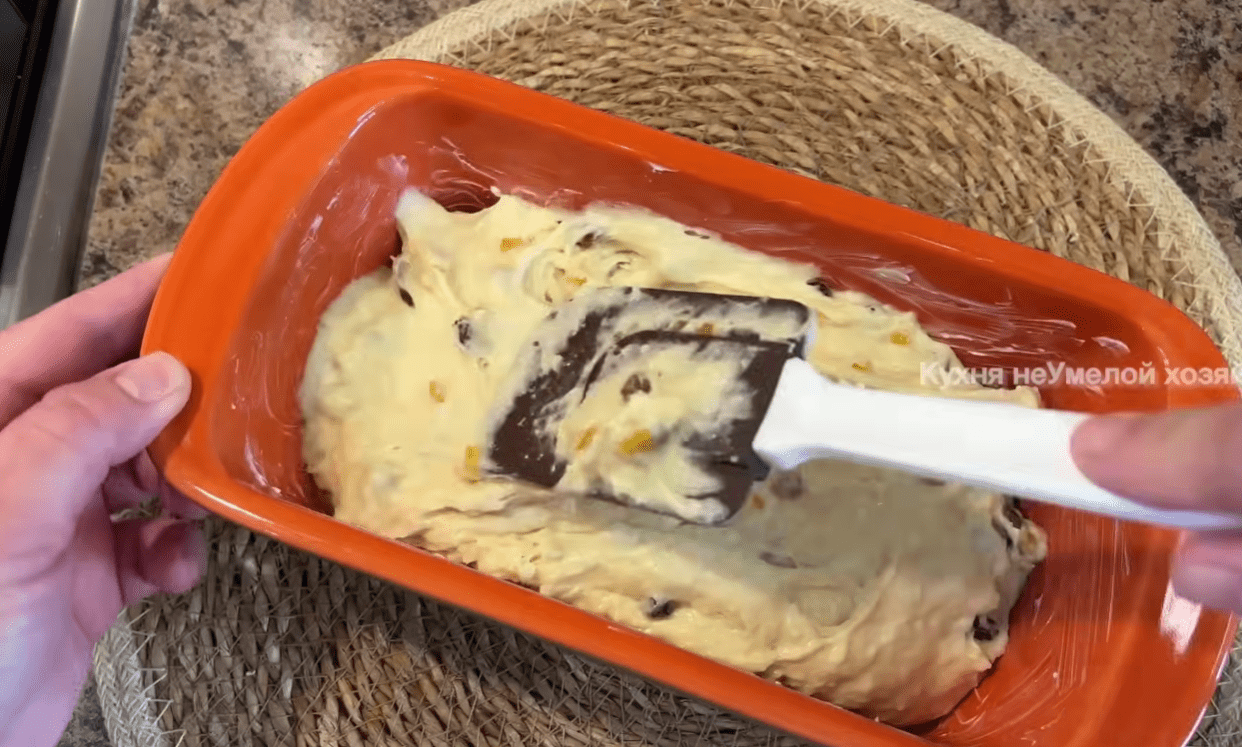 Рецепт пишного кексу з родзинками та цукатами до чаю на кефірі Фото: Ютуб-канал Кухня невмілої господині