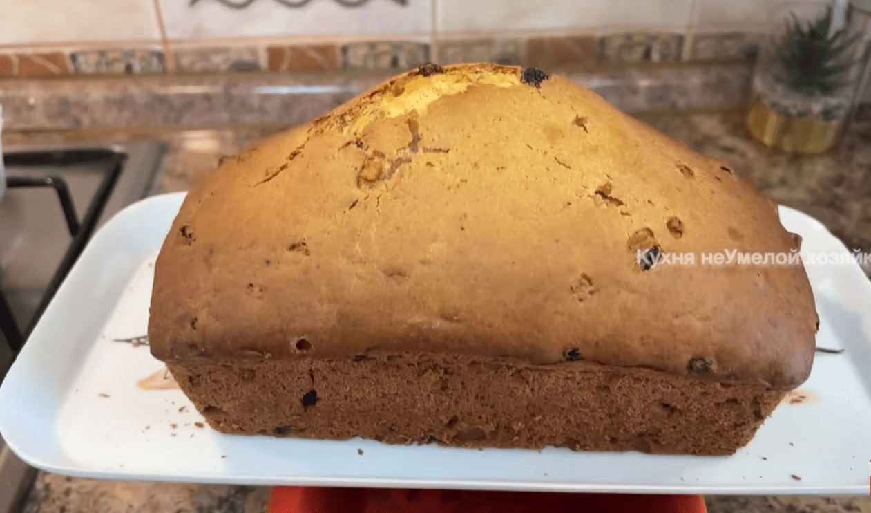 Рецепт пишного кексу з родзинками та цукатами до чаю на кефірі Фото: Ютуб-канал Кухня невмілої господині