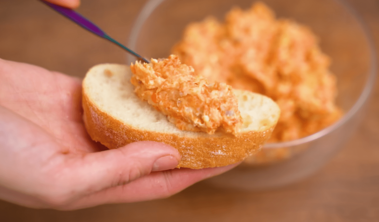 Рецепт смачної ікри-намазки з оселедця, плавлених сирків та моркви Фото: Ютуб-канал Alina_FooDee