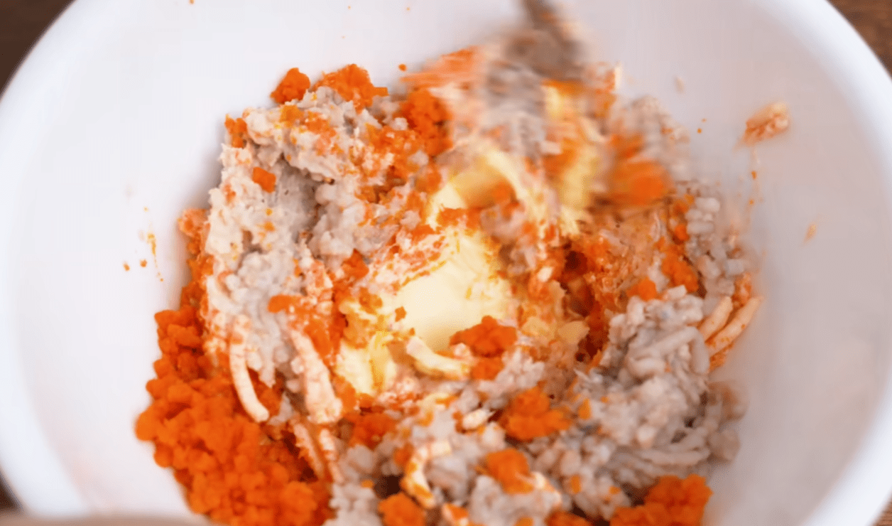 Рецепт смачної ікри-намазки з оселедця, плавлених сирків та моркви Фото: Ютуб-канал Alina_FooDee