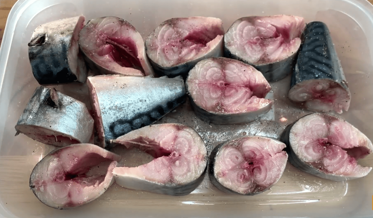 Новий рецепт скумбрії з томатною пастою в підливі всього за 30 хвилин Фото: Ютуб-канал Готую, їм, живу!