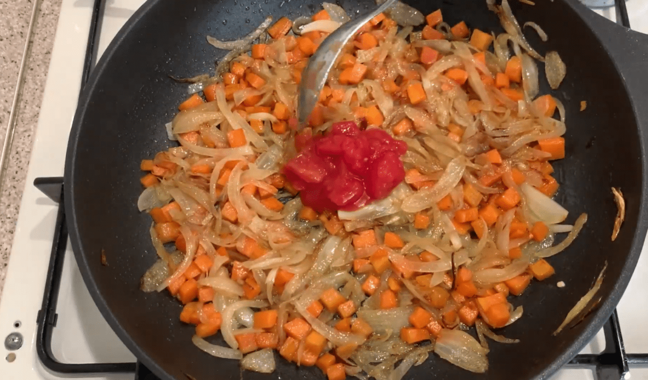 Новий рецепт скумбрії з томатною пастою в підливі всього за 30 хвилин Фото: Ютуб-канал Готую, їм, живу!