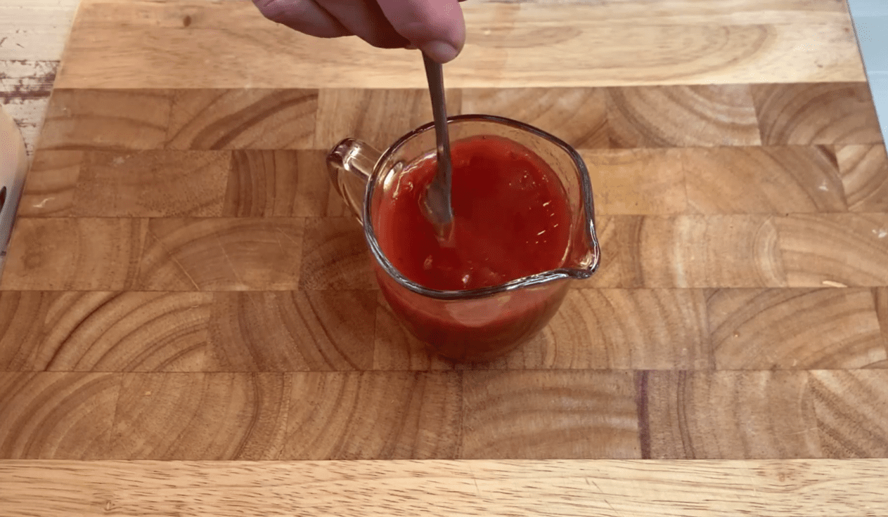 Новий рецепт скумбрії з томатною пастою в підливі всього за 30 хвилин Фото: Ютуб-канал Готую, їм, живу!