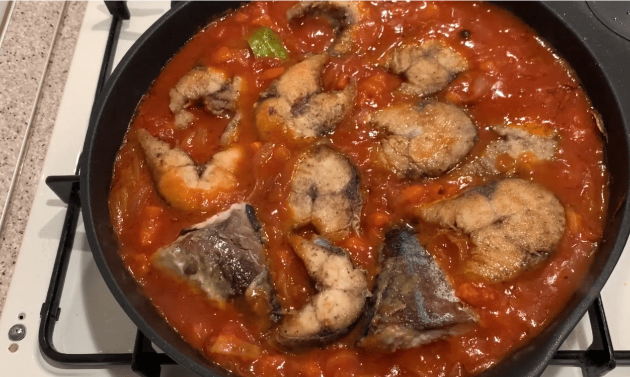 Новий рецепт скумбрії з томатною пастою в підливі всього за 30 хвилин Фото: Ютуб-канал Готую, їм, живу!